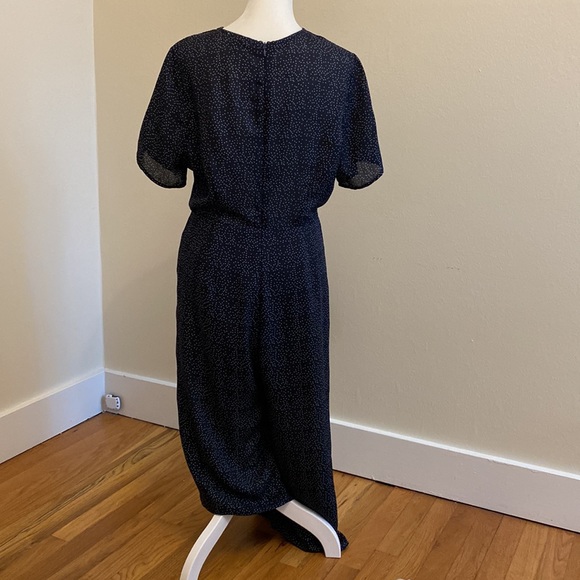 Adorable flowy jumpsuit with pockets! - Picture 2 of 9